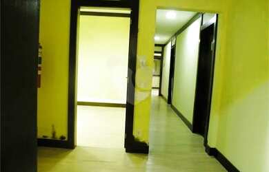 Imagem: A casa possui 1 Dormitório, 5 Banheiros, 1 Vaga na garagem