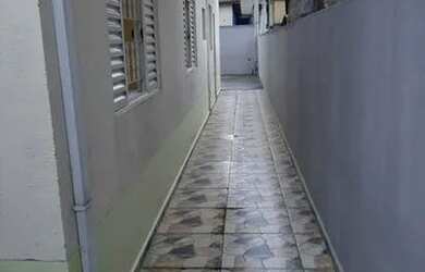 Imagem: A casa possui 2 Dormitórios, 1 Banheiro, 2 Vagas na garagem