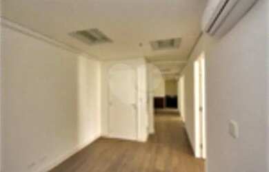 Imagem: O depósito possui 2 Vagas na garagem, 110m² de Área e está