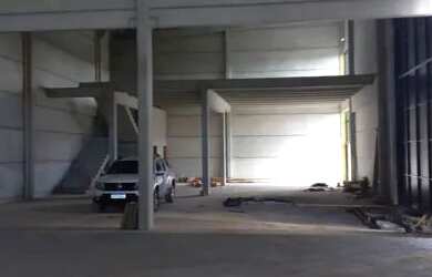 Imagem: O depósito possui 5 Vagas na garagem, 1.200m² de Área e