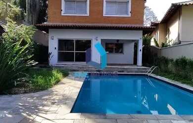 Imagem: A casa possui 4 Dormitórios, 5 Banheiros, 2 Vagas na garagem