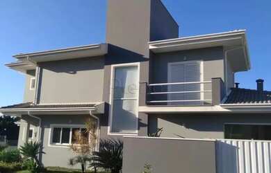 Imagem: A casa possui 3 Dormitórios, 2 Banheiros, 4 Vagas na garagem