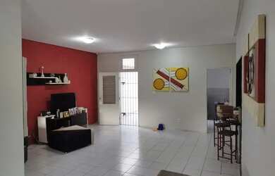 Imagem: A casa possui 4 Dormitórios, 3 Banheiros, 1 Vaga na garagem