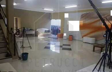 Imagem: A casa possui 5 Dormitórios, 1 Banheiro, 5 Vagas na garagem