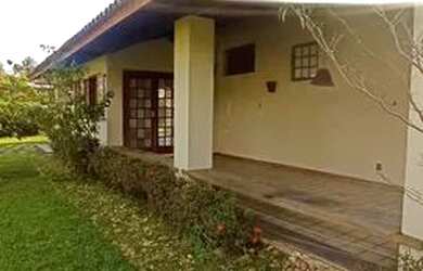 Imagem: A casa possui 3 Dormitórios, 2 Banheiros, 5 Vagas na garagem