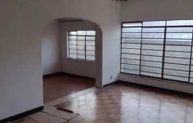 Imagem: A casa possui 2 Dormitórios, 1 Banheiro, 4 Vagas na garagem