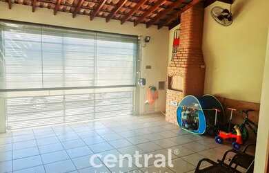 Imagem: A casa possui 2 Dormitórios, 2 Banheiros, 2 Vagas na garagem