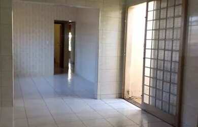 Imagem: A casa possui 3 Dormitórios, 2 Banheiros, 2 Vagas na garagem