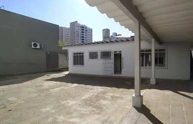 Imagem: A casa possui 4 Dormitórios, 3 Banheiros, 1 Vaga na garagem