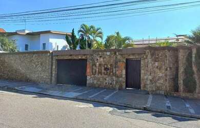 Imagem: A casa possui 3 Dormitórios, 5 Banheiros, 5 Vagas na garagem
