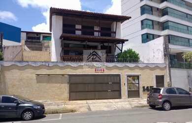 Imagem: A casa possui 4 Dormitórios, 3 Banheiros, 5 Vagas na garagem