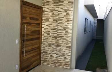 Imagem: A casa possui 3 Dormitórios, 3 Banheiros, 2 Vagas na garagem