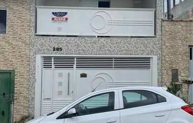 Imagem: A casa possui 3 Dormitórios, 3 Banheiros, 2 Vagas na garagem