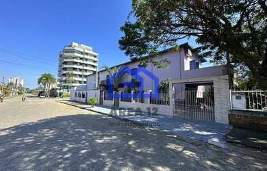 Imagem: A casa possui 4 Dormitórios, 3 Banheiros, 2 Vagas na garagem