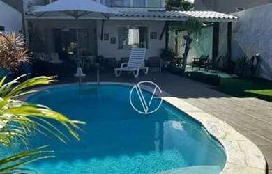 Imagem: A casa possui 4 Dormitórios, 3 Banheiros, 3 Vagas na garagem