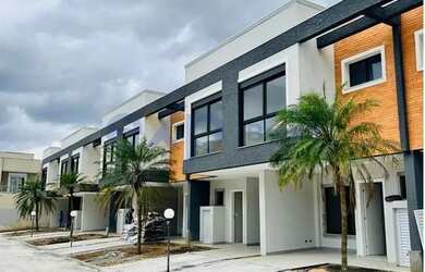 Imagem: A casa possui 3 Dormitórios, 2 Banheiros, 2 Vagas na garagem