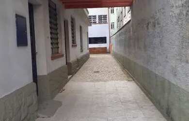 Imagem: A casa possui 3 Dormitórios, 2 Banheiros, 5 Vagas na garagem