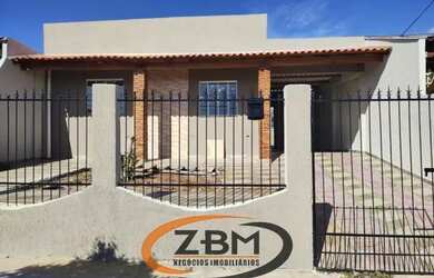 Imagem: A casa possui 3 Dormitórios, 2 Banheiros, 2 Vagas na garagem