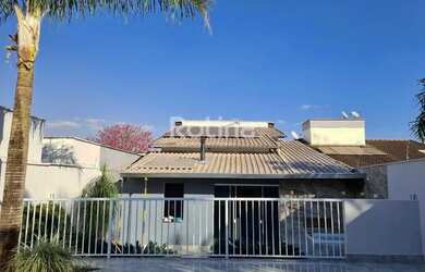 Imagem: A casa possui 3 Dormitórios, 1 Banheiro, 4 Vagas na garagem