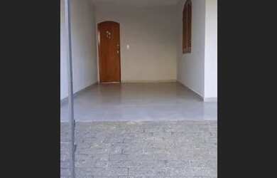 Imagem: A casa possui 4 Dormitórios, 2 Banheiros e 1 Vaga na garagem