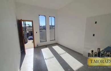 Imagem: A casa possui 3 Dormitórios, 2 Banheiros, 1 Vaga na garagem