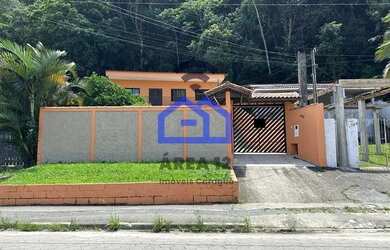 Imagem: A casa possui 3 Dormitórios, 3 Banheiros, 4 Vagas na garagem