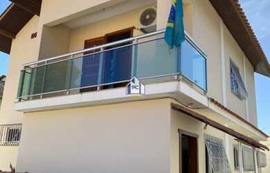 Imagem: A casa possui 2 Dormitórios, 2 Banheiros, 2 Vagas na garagem