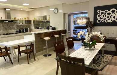 Imagem: A casa em condomínio possui 1 Dormitório, 5 Banheiros, 2 Vagas