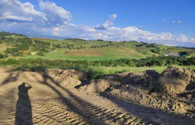Imagem: O terreno e possui Dormitórios, Suítes, Banheiros, 600-0m²