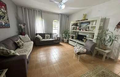 Imagem: A casa possui 3 Dormitórios, 2 Banheiros, 3 Vagas na garagem