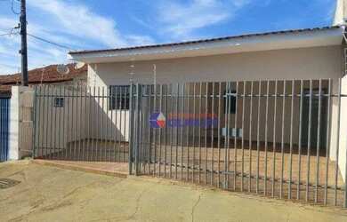 Imagem: A casa possui 3 Dormitórios, 2 Banheiros, 2 Vagas na garagem