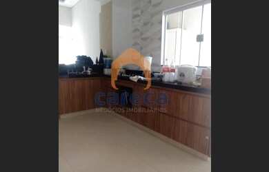 Imagem: A casa possui 3 Dormitórios, 2 Banheiros, 4 Vagas na garagem