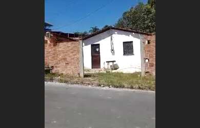 Imagem: A casa possui 2 Dormitórios, 1 Banheiro, 2 Vagas na garagem