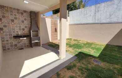 Imagem: A casa possui 3 Dormitórios, 2 Banheiros, 2 Vagas na garagem