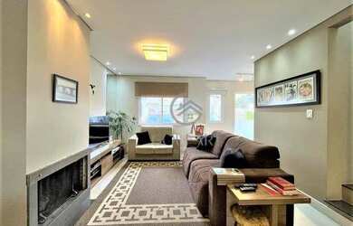 Imagem: A casa possui 3 Dormitórios, 2 Banheiros, 2 Vagas na garagem