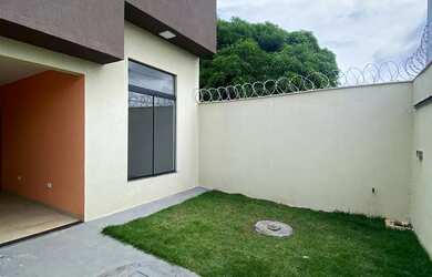 Imagem: A casa possui 3 Dormitórios, 2 Banheiros, 2 Vagas na garagem