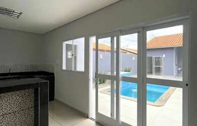 Imagem: A casa possui 3 Dormitórios, 2 Banheiros, 2 Vagas na garagem