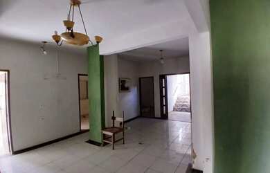 Imagem: A casa possui 5 Dormitórios, 2 Banheiros, 370m² de Área e