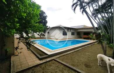 Imagem: A casa possui 3 Dormitórios, 1 Banheiro, 2 Vagas na garagem