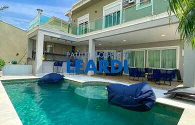 Imagem: A casa em condomínio possui 4 Dormitórios, 5 Banheiros, 4