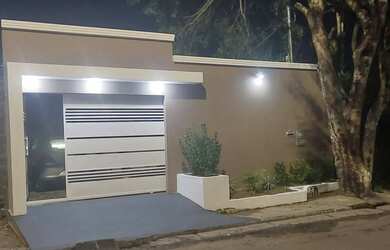 Imagem: A casa possui 3 Dormitórios, 1 Banheiro, 1 Vaga na garagem