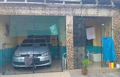 Imagem: A casa possui 3 Dormitórios, 1 Banheiro, 1 Vaga na garagem