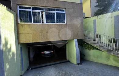 Imagem: A casa possui 4 Dormitórios, 4 Banheiros, 4 Vagas na garagem