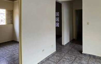 Imagem: A casa possui 3 Dormitórios, 2 Banheiros, 1 Vaga na garagem