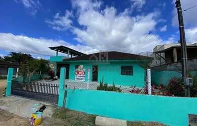 Imagem: A casa possui 3 Dormitórios, 2 Banheiros, 2 Vagas na garagem