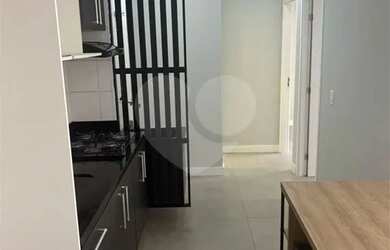 Imagem: O apartamento possui 2 Dormitórios, 1 Banheiro, 1 Vaga na garagem