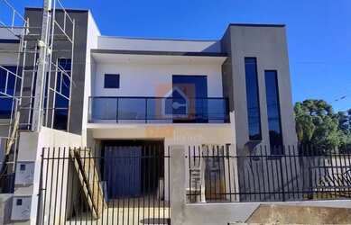 Imagem: A casa possui 3 Dormitórios, 2 Banheiros, 2 Vagas na garagem