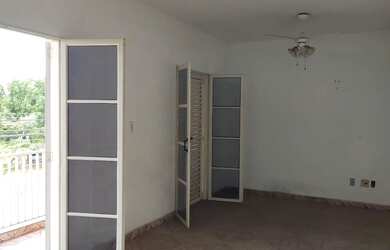 Imagem: A casa possui 3 Dormitórios, 1 Banheiro, 2 Vagas na garagem