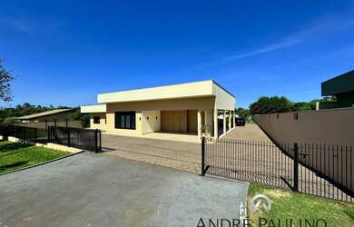 Imagem: A casa em condomínio possui 4 Dormitórios, 1 Banheiro, 1 Vaga