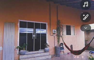 Imagem: A casa possui 3 Dormitórios, 3 Banheiros, 2 Vagas na garagem